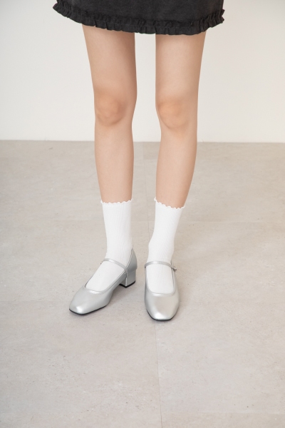 D+AF甜蜜蜜方頭氣質粗跟瑪莉珍鞋方頭線條俐落修飾比例，呈現低調優雅的銀色派對穿搭