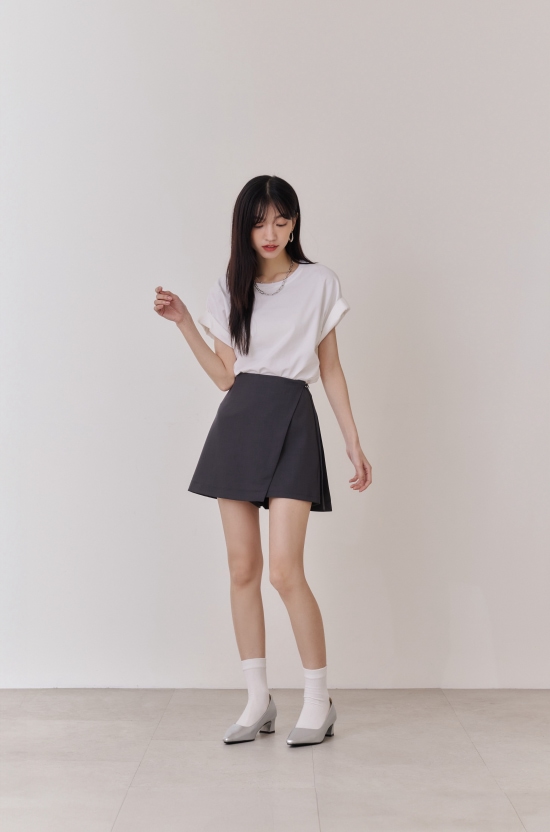 D+AF優雅百搭素面尖頭跟鞋穿搭，線條俐落修飾腿型，展現低調高級的派對穿搭風格