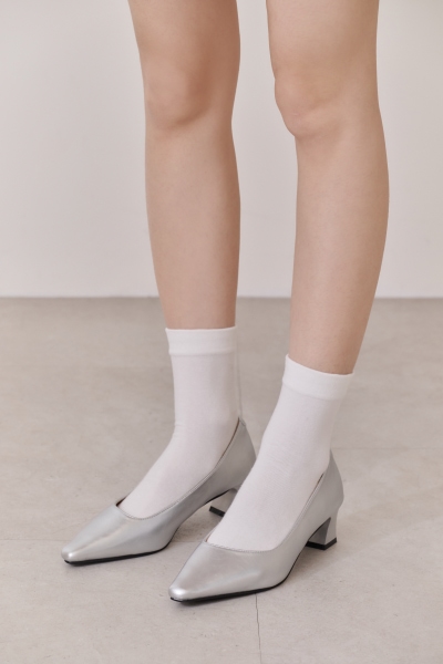 D+AF優雅百搭素面尖頭跟鞋線條俐落延伸腿部比例，展現低調優雅的銀色派對穿搭風格