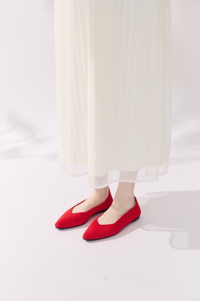 D+AF【3D零感雲織鞋】小V口尖頭通勤包鞋以CloudKnit 雲織鞋面，展現柔軟包覆感與顯瘦鞋型設計。