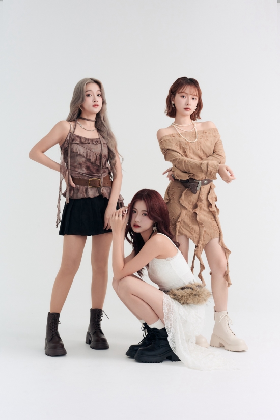 D+AF【Lisa同款】女團風輕量厚底綁帶短靴穿搭，8 公分厚底拉長比例，搭配洋裝與短裙，展現甜酷個性風格。