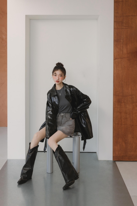 D+AF星光鉚釘V口復古西部褲管靴穿搭，金屬細節低調閃耀，適合尾牙與跨年派對的率性感穿搭。