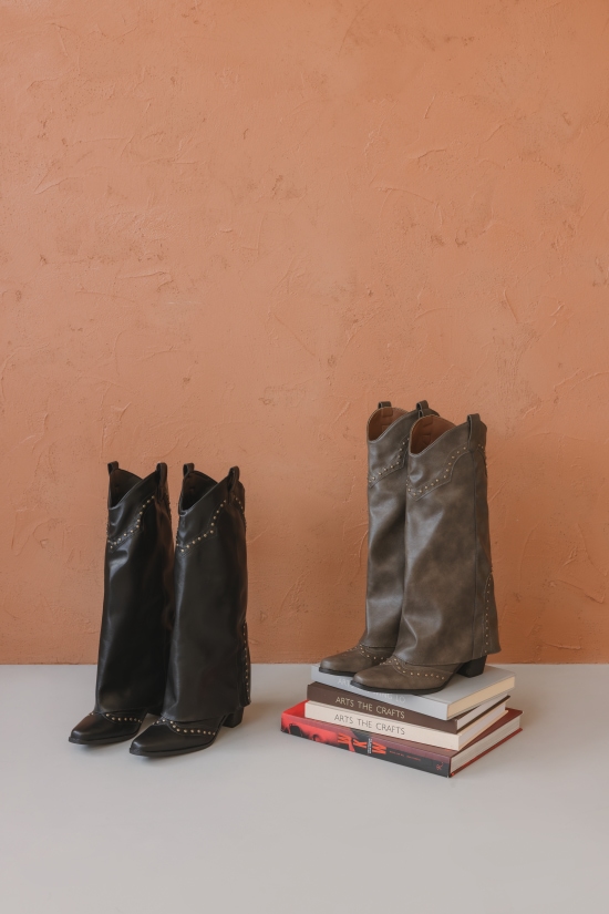 D+AF星光鉚釘V口復古西部褲管靴，低調金屬鉚釘點綴靴身，V口設計修飾腿型，適合尾牙與跨年派對的率性穿搭風格。