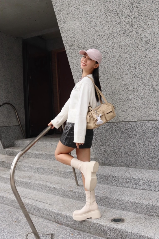 D+AF身高150～159cm的小隻女孩穿搭推薦 勁辣寶貝．Plus級加厚鬆糕底瘦瘦短靴 圖片來源：@chianfei