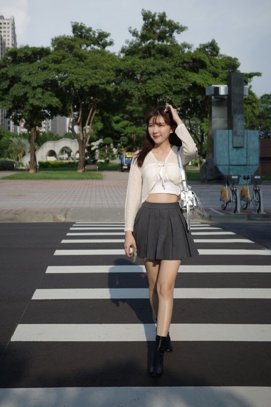 D+AF身高150～159cm的小隻女孩穿搭推薦秋冬定番．素面合腿中跟方頭襪靴 圖片來源：@yu_1011