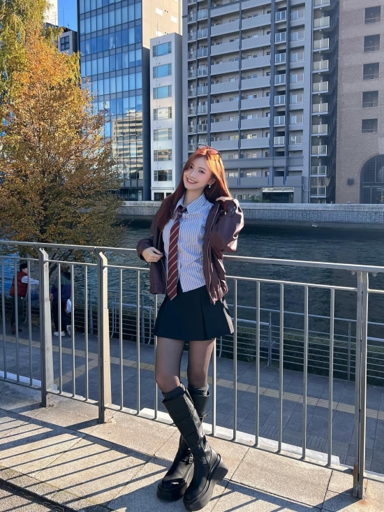 D+AF金屬釦環機車靴穿搭推薦 霸氣登場Plus級釦環加厚底長靴時尚黑 圖片來源：@cinderzoee