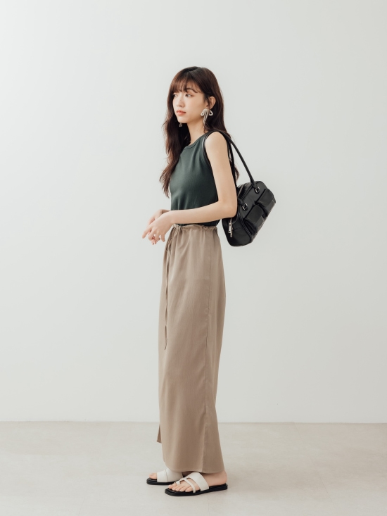 D+AF 2026夏日拖鞋穿搭推薦：愜意方頭寬版套趾平底拖鞋 套趾拖鞋推薦