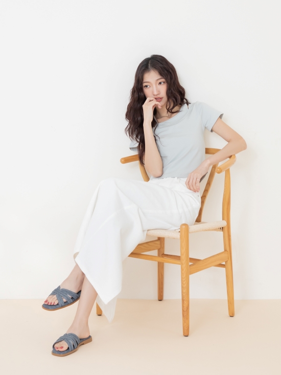 D+AF 2026夏日拖鞋穿搭推薦：慵懶假期立體車線平底拖鞋 平底拖鞋推薦