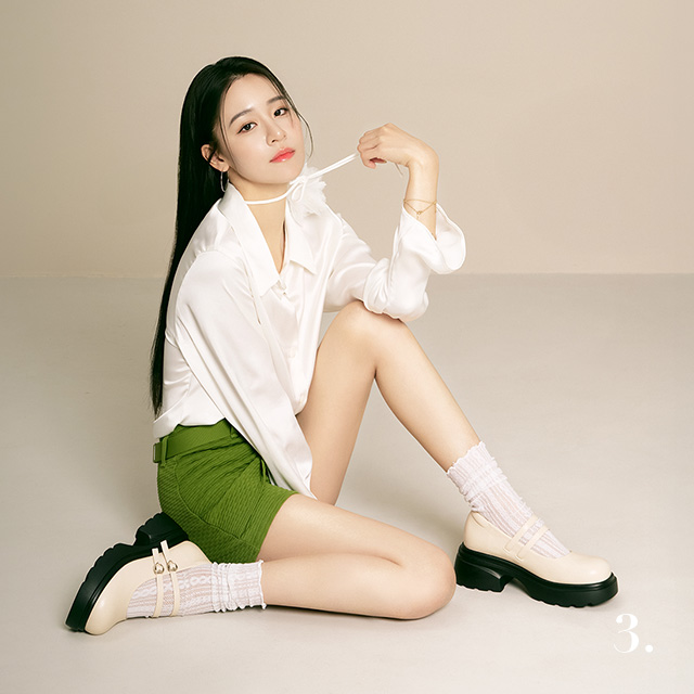 D+AF奶油白厚底瑪莉珍鞋推薦｜@yitzenn李寶豬豬搭配白襯衫與綠短褲展現清新俐落穿搭，通勤日常皆百搭的春夏厚底鞋款