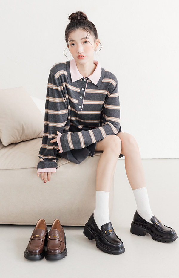 D+AF 真皮復古小金豆輕量底樂福鞋。米色質感真皮搭配精緻金屬綴飾，搭配淺藍襪子和長裙，展現韓系輕熟鬆弛感。內裡升級護趾空氣棉，柔和包覆不咬腳。懂你的腳，天天都想穿，無論休閒或通勤皆百搭，立即入手升級溫柔氣質！