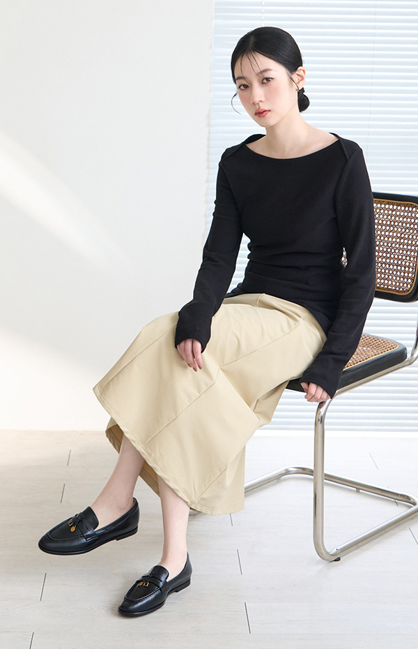 D+AF 真皮親膚空氣棉平底樂福鞋。米色素面質感真皮，極簡設計低調奢華，搭配寬褲展現老錢風靜奢質感。內裡採用親膚空氣棉，柔軟透氣零磨合。懂你的腳，天天都想穿，完美應對各種職場或休閒場合，立即入手極簡百搭單品！