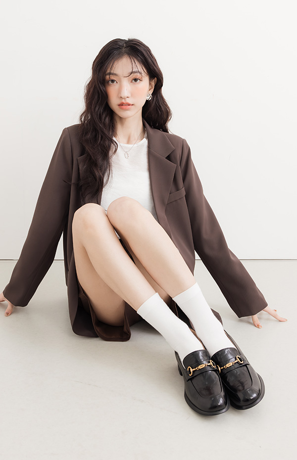 D+AF 真皮波浪靜音跟馬銜釦樂福鞋。黑色質感牛皮搭配經典金屬馬銜釦，搭配窄管褲展現俐落職場穿搭。獨家波浪靜音鞋底，耐磨防滑更從容，告別尷尬行走噪音。懂你的腳，天天都想穿，提升專業氣場，立即入手職場命定神鞋！