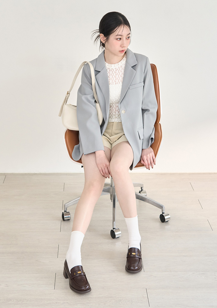 D+AF 米色真皮小金葉樂福鞋。米色質感真皮結合精緻金屬小金葉五金，尖頭設計優雅大方。內裡升級親膚空氣棉，柔和包覆不咬腳。懂你的腳，天天都想穿，輕鬆駕馭溫柔風穿搭，立即入手升級命定氣質鞋！