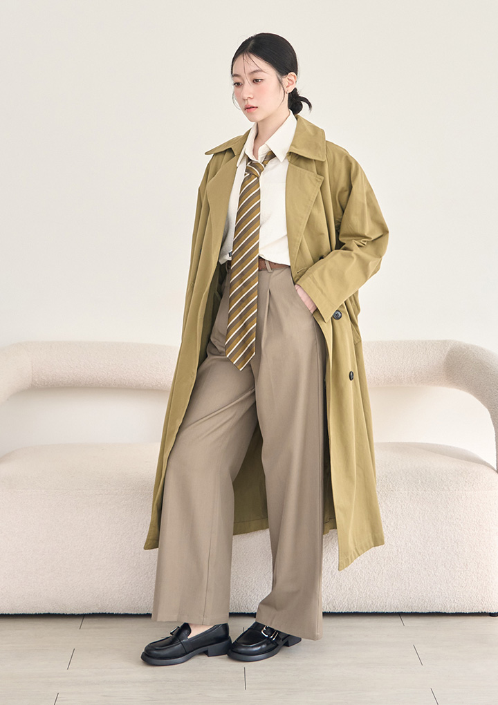 D+AF 黑色真皮方釦樂福鞋。經典黑色質感真皮鞋面，搭配俐落金屬銀色方釦，百搭不退流行。內裡採用親膚空氣棉，給予全天候無負擔的舒適穿著體驗。懂你的腳，天天都想穿，無論職場微正式或休閒皆完美駕馭，立即入手通勤首選！