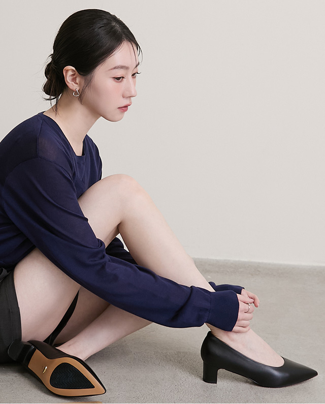 4.5CM黑色全真皮高跟鞋，粗跟穩定腳感。結合運動鞋級緩震科技與人體工學撐托，主打可以奔跑的高跟鞋，完美應對久站與日常穿搭需求。懂你的腳，立即入手這雙穩健舒適的中跟鞋！