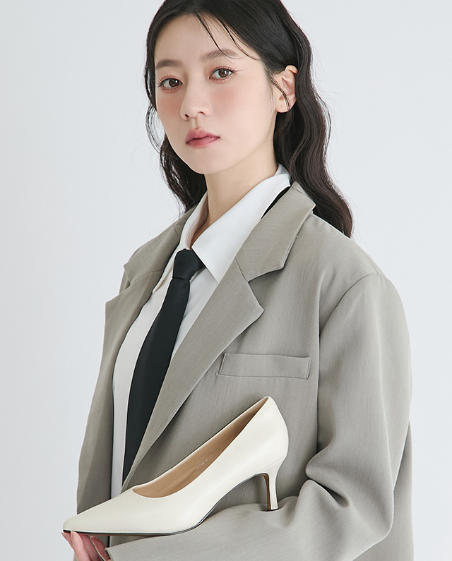 6.5CM全真皮高跟鞋。米白色尖頭高跟鞋搭配西裝外套，演繹專業職場氣場。搭載雙重雲彈科技與全能氣墊，主打「可以奔跑的高跟鞋」極致舒適。懂你的腳，天天都想穿，立即入手修飾比例的命定高跟鞋！
