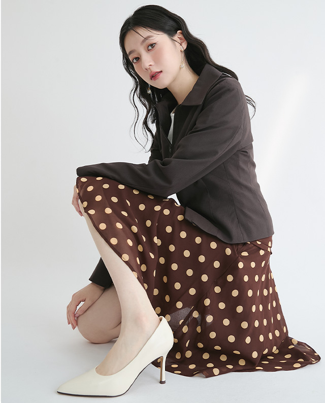 8.5CM真皮全能高跟鞋。全真皮米白色尖頭高跟鞋搭配點點裙，展現顯腿長的高挑比例與優雅氣質。主打「可以奔跑的高跟鞋」與雙重雲彈科技，兼具修飾度與舒適緩震。懂你的腳，立即入手氣場十足的命定高跟鞋！
