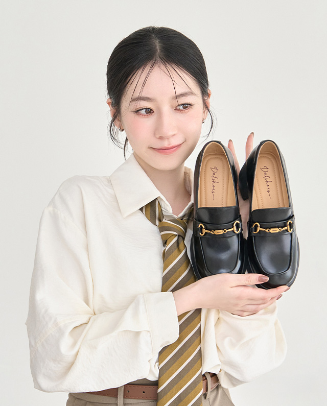 D+AF 職場穿搭推薦 真皮波浪靜音跟馬銜釦樂福鞋。黑色質感牛皮搭配經典金屬馬銜釦。獨家波浪靜音鞋底，耐磨防滑更從容，告別尷尬行走噪音。懂你的腳，天天都想穿，提升專業氣場，立即入手職場命定神鞋！