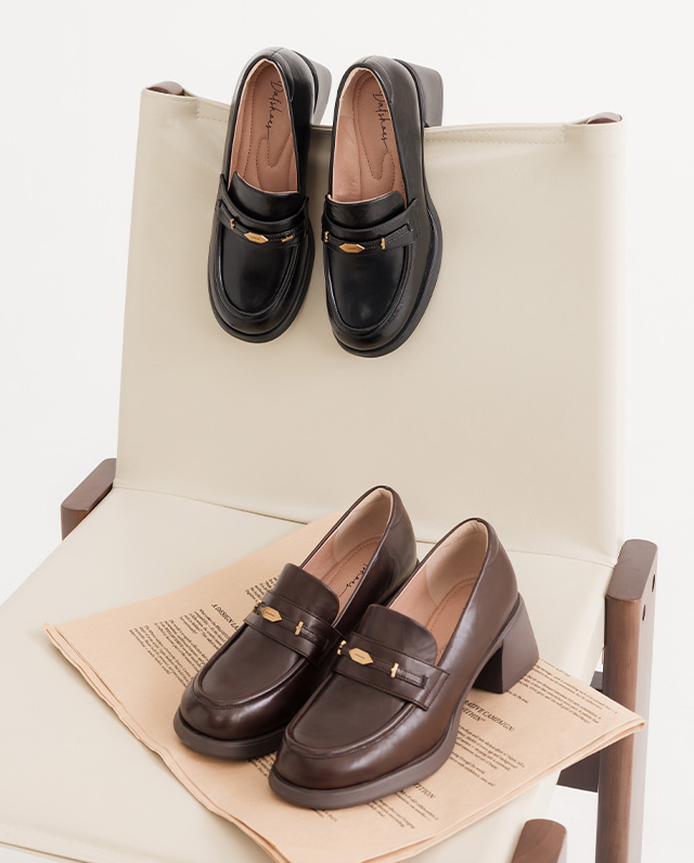 D+AF 真皮小金葉樂福鞋推薦。質感真皮結合精緻金屬小金葉五金，微尖頭設計優雅大方。內裡升級親膚空氣棉，柔和包覆不咬腳。懂你的腳，天天都想穿，輕鬆駕馭溫柔風穿搭，立即入手升級命定氣質鞋！