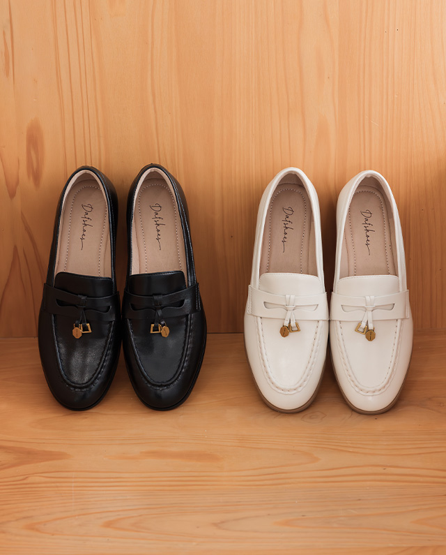 D+AF 真皮親膚空氣棉平底樂福鞋推薦。素面質感真皮，極簡設計低調奢華。內裡採用親膚空氣棉，柔軟透氣零磨合。懂你的腳，天天都想穿，完美應對各種職場或休閒場合，立即入手極簡百搭單品！