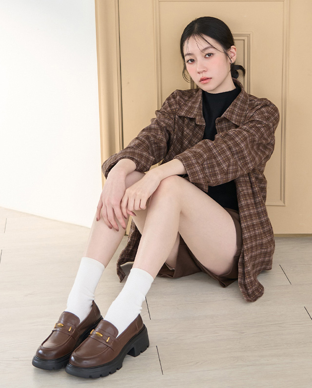 D+AF復古小金豆輕量底樂福鞋穿搭推薦，素面質感真皮，柔軟細膩，搭配5mm記憶鞋墊，行走如踩小氣囊般舒適，高品質全真皮系列絕對是妳的舒適首選。