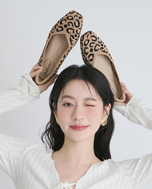 D+AF3D零感雲織鞋：豹紋方頭娃娃鞋。柔軟針織材質打造零磨腳體感，時髦豹紋軟底平底鞋，日常穿搭透氣舒適，好穿一直穿！