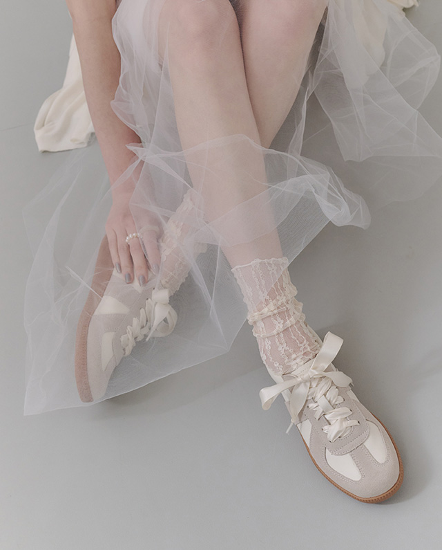 自在首選綁帶休閒德訓鞋穿搭推薦，人氣熱銷女鞋推薦！鞋墊Q彈休閒鞋，好穿一直穿！