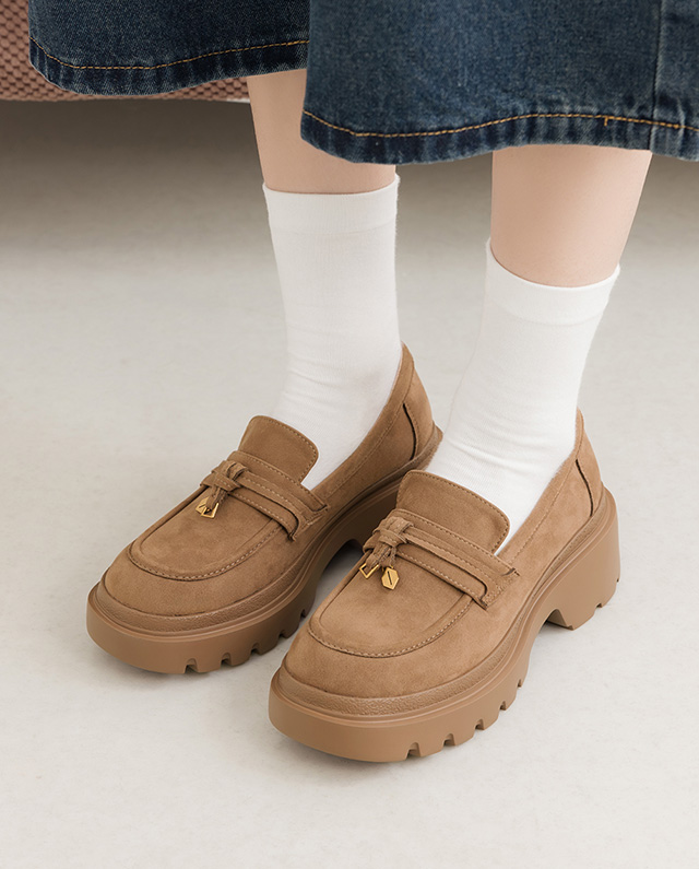 D+AF文創美感按摩鞋墊厚底樂福鞋推薦，豆豆按摩鞋墊讓舒適度更加分。輕量的厚底設計修飾腿型更顯瘦，細緻的小細節低調有質感，是舒適與風格兼具的女鞋。