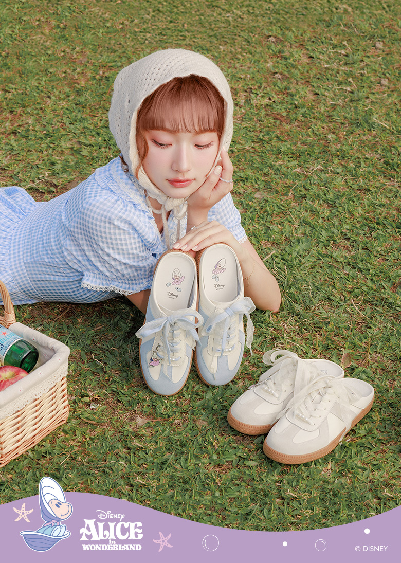 D+AF 迪士尼系列可愛登場！牡蠣寶寶真皮德訓穆勒鞋，嚴選牛皮與質感麂皮異材質拼接，搭載踩雲感 QQ 機能鞋墊與防滑顆粒大底，迪士尼授權愛麗絲夢遊仙境系列懶人鞋推薦，香草米與天空藍兩色同步上市，時髦與療癒的 2026 春夏穿搭首選。