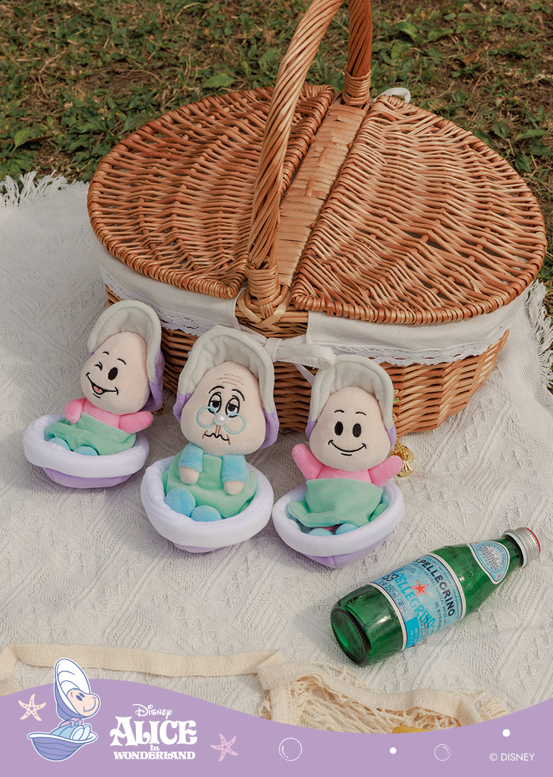 愛麗絲夢遊仙境人氣角色牡蠣寶寶迪士尼授權吊飾掛飾推薦，精選開心款、眨眼款、老奶奶款三款萌趣神態，搭配可拆卸式掛鍊設計隨心調整掛法，是 2026 療癒系穿搭必備配件與質感送禮首選，讓迪士尼角色的純真魅力與精緻手工細節融入你的每一天日常。