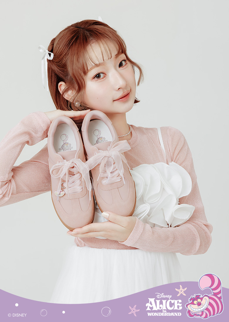 迪士尼授權愛麗絲蕾絲花邊真皮德訓鞋，嚴選真皮揉合復古防滑生膠底，鞋側綴以細膩蕾絲花邊打造浪漫約會穿搭風格，內置踩雲感 QQ 機能鞋墊提供輕盈回彈與透氣舒適感受，翻開鞋內更有專屬愛麗絲夢遊仙境驚喜細節，是 2026 春夏必收的復古童趣德訓鞋推薦，實現時髦質感與少女心並存的奇幻冒險每一步。
