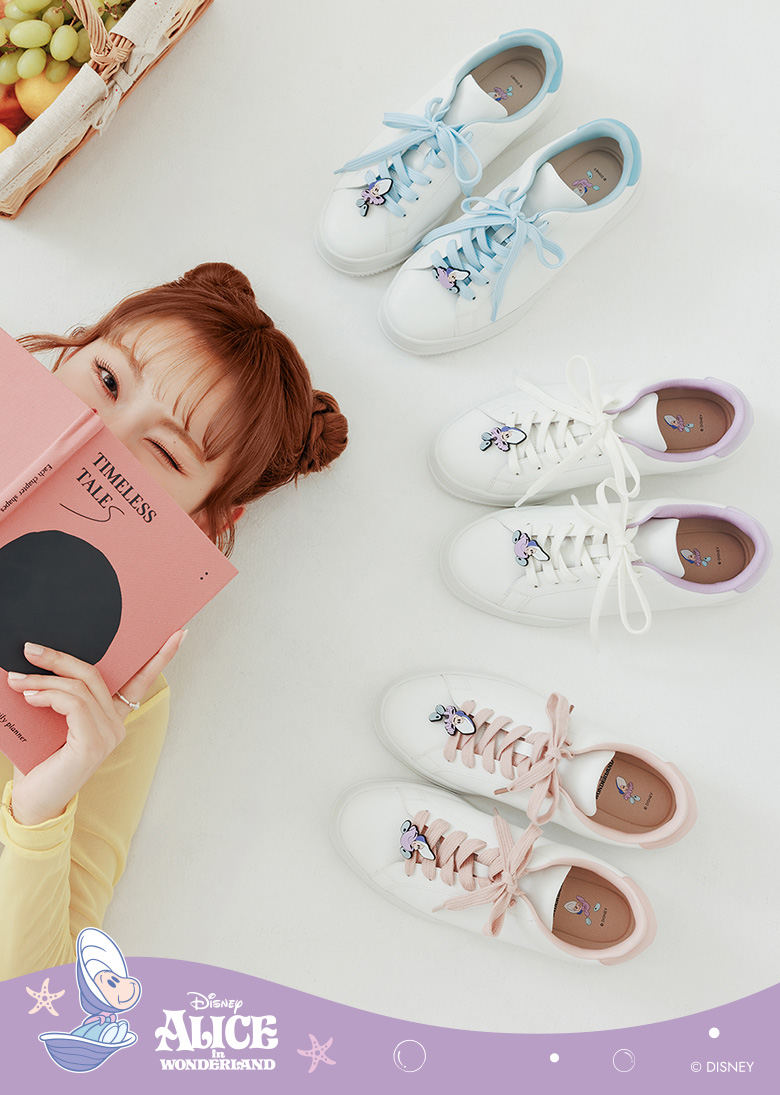 迪士尼授權牡蠣寶寶雙色鞋帶小白鞋，嚴選超纖機能皮革打造「不怕髒的小白鞋」，具備防潑水、好清潔與極致輕量三大設計，內置黃金比例機能鞋墊提供超越想像的柔軟貼合與透氣乾爽感受。草莓粉、天空藍、薰衣紫雙色鞋帶細節， 2026 春夏必收的百搭機能球鞋推薦，實現日常通勤與出遊穿搭的實穿升級與夢幻童趣體驗。
