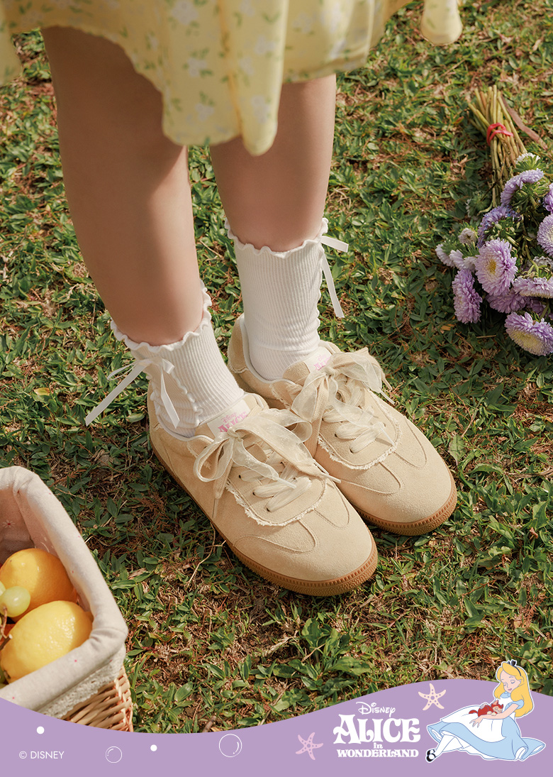 迪士尼授權愛麗絲蕾絲花邊真皮德訓鞋，嚴選高質感呼吸感真皮揉合經典復古防滑生膠底，簡約德訓鞋輪廓中綴以細緻蕾絲花邊打造夢幻甜美氛圍。搭載踩雲感機能鞋墊提供輕盈回彈與透氣舒適感受，內裡隱藏愛麗絲夢遊仙境角色細節驚喜，約會穿搭與百搭復古德訓鞋推薦，讓每一場日常冒險都充滿童趣巧思與心動風格點綴。
