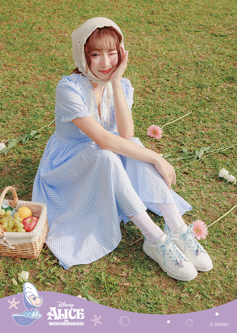 D+AF 迪士尼系列：小徐 @xuxaxnnn 穿搭推薦牡蠣寶寶雙色鞋帶小白鞋。迪士尼授權防潑水機能皮革，不怕髒好清潔，內置黃金比例機能鞋墊，2026 春夏療癒系百搭球鞋首選。