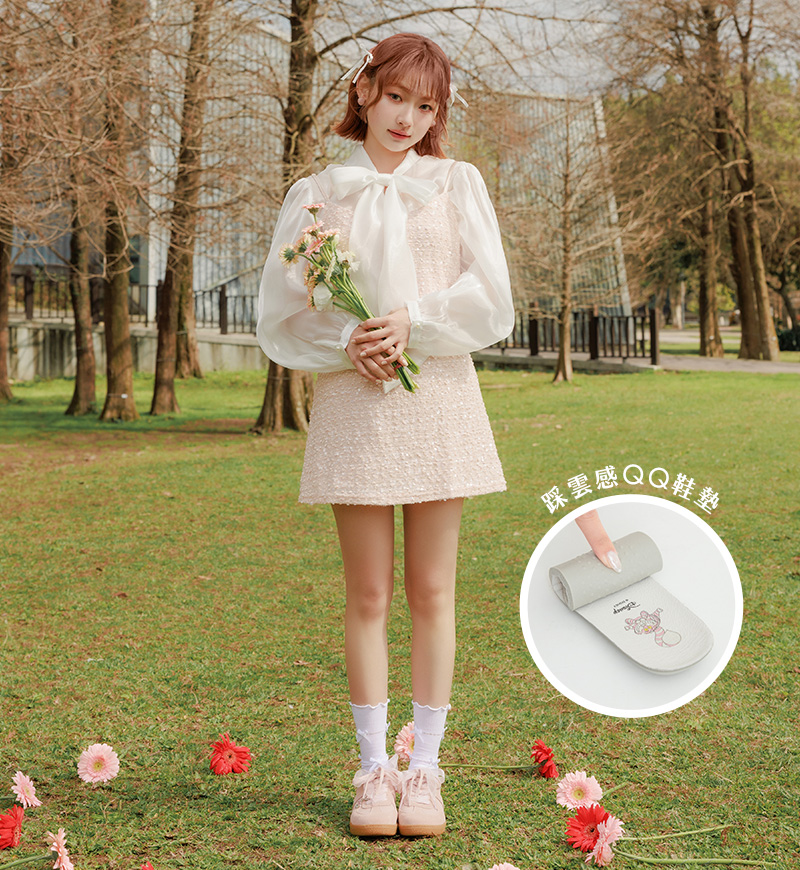 D+AF 迪士尼授權妙妙貓真皮德訓鞋與穆勒鞋，嚴選天然牛皮與麂皮異材質拼接，隨鞋附贈靈動妙妙貓掛飾。2026 春夏必收的復古德訓鞋穿搭推薦，一踩即出的懶人鞋設計，讓神祕俏皮魅力成為日常通勤與約會的時尚亮點。