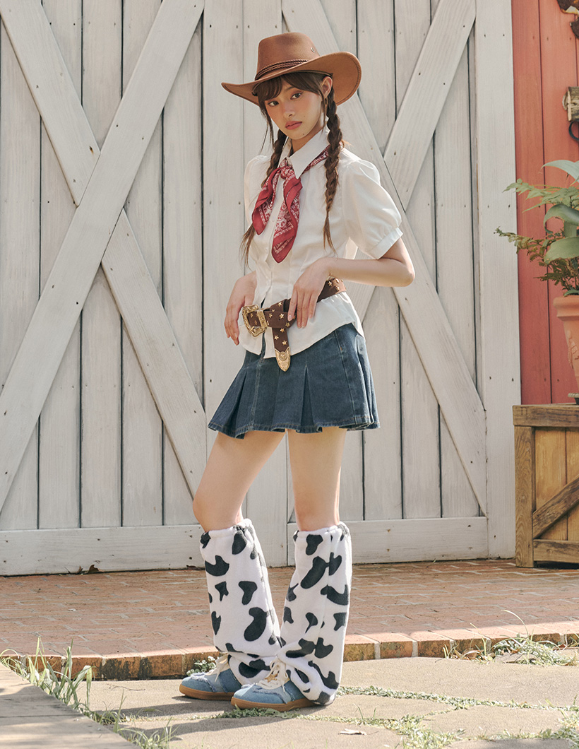 D+AF 迪士尼授權 TOY STORY 玩具總動員系列：KOL實穿美式西部牛仔風甜美穿搭！DISNEY 胡迪款雙色丹寧拼接德訓鞋搭配乳牛紋襪套，穿出 2026 流行趨勢 Clean Fit 顯瘦平底休閒女鞋推薦