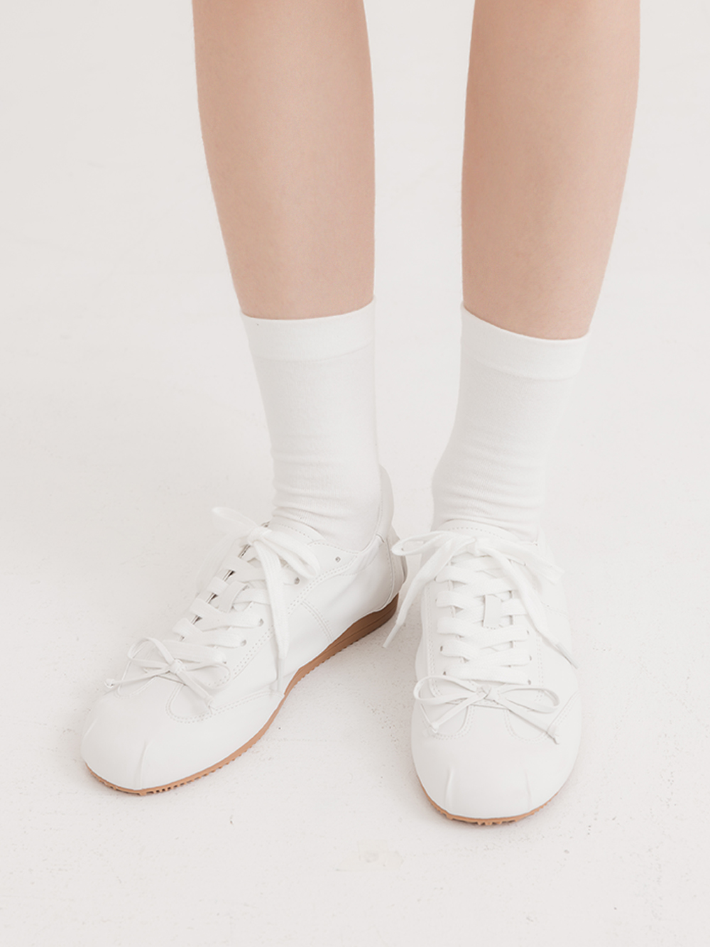 絲絨光感綁帶芭蕾風休閒鞋 白色