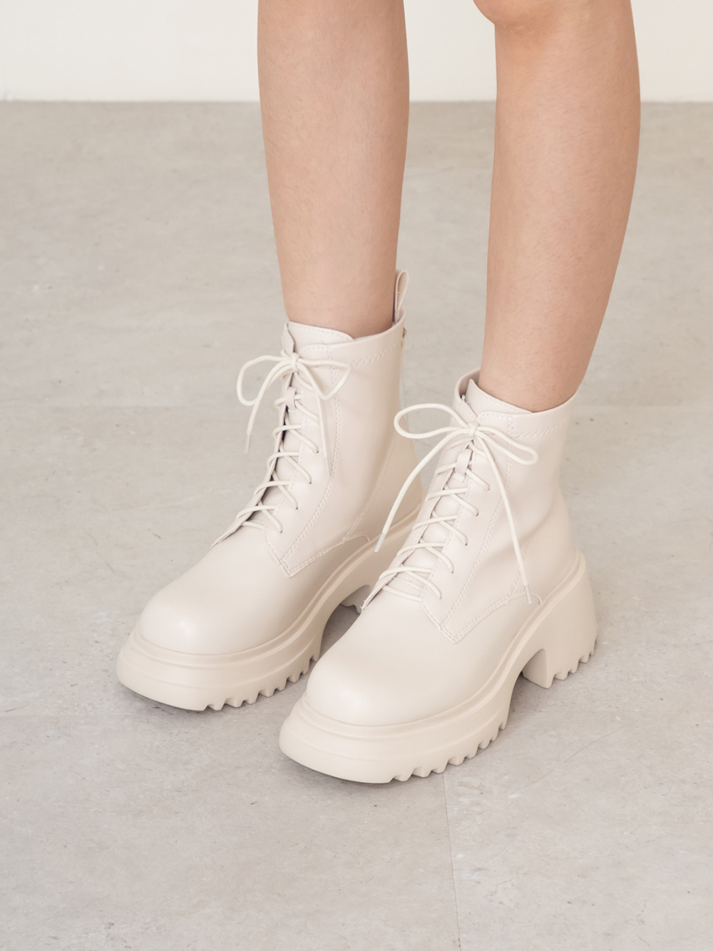 女團風輕量厚底綁帶短靴 米白色