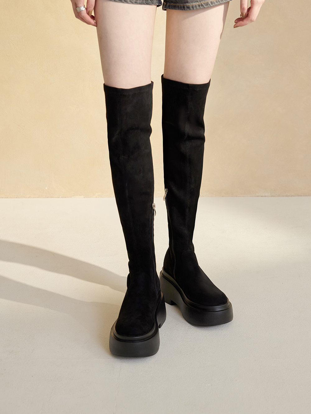 超激瘦.Plus級加厚鬆糕底瘦瘦膝上靴 質感黑絨