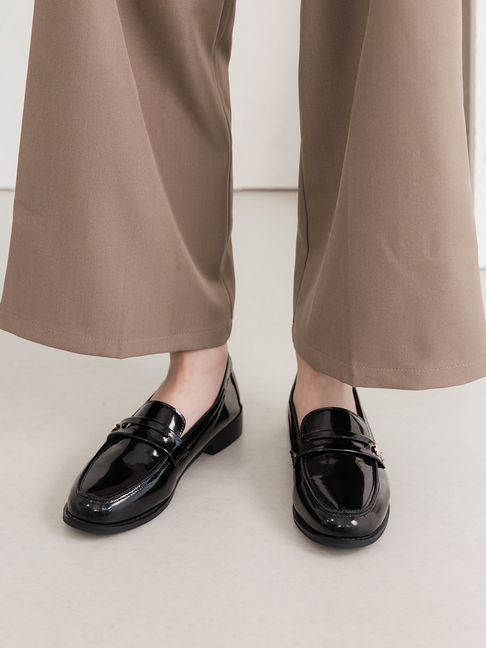 日常好搭4D釋壓平底樂福鞋 黑漆