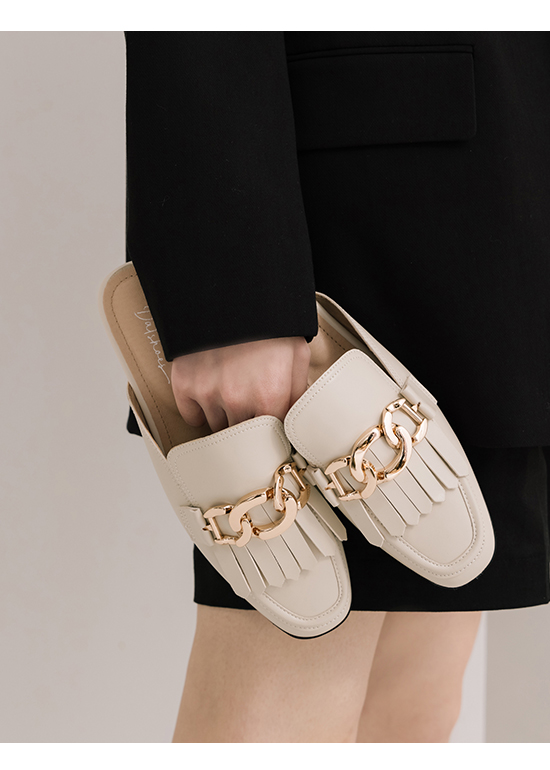 時髦專屬．金屬環釦流蘇穆勒鞋 香草米白