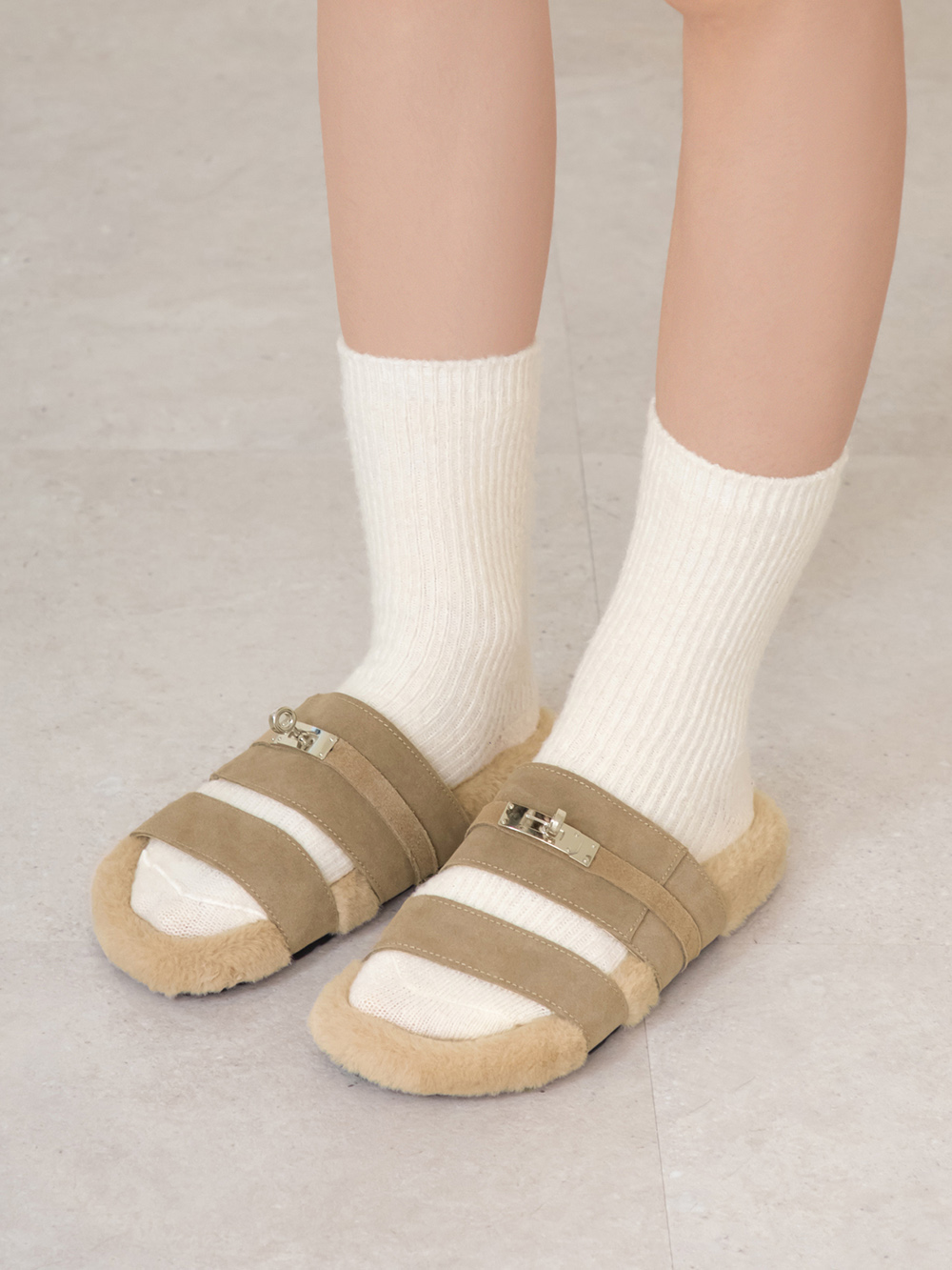 質感金屬鎖釦真皮毛毛拖鞋 杏色