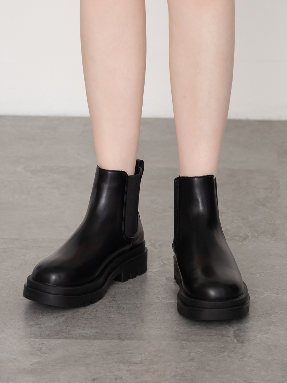 玩酷俏皮.鬆糕鞋底切爾西短靴 時尚黑