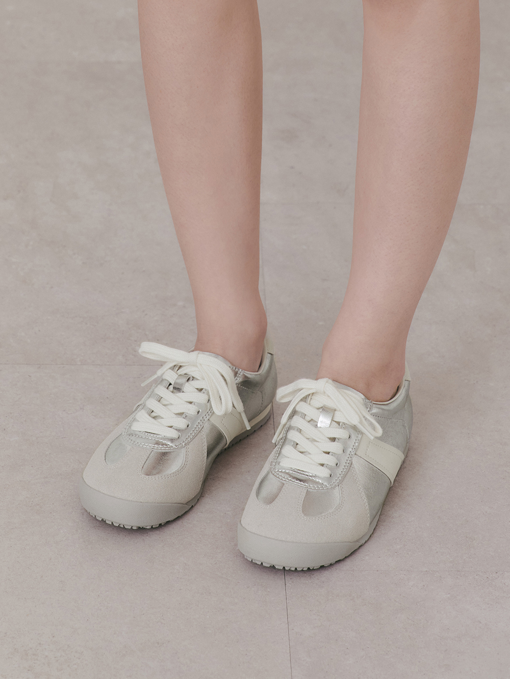 輕鬆日常後空休閒德訓鞋 銀