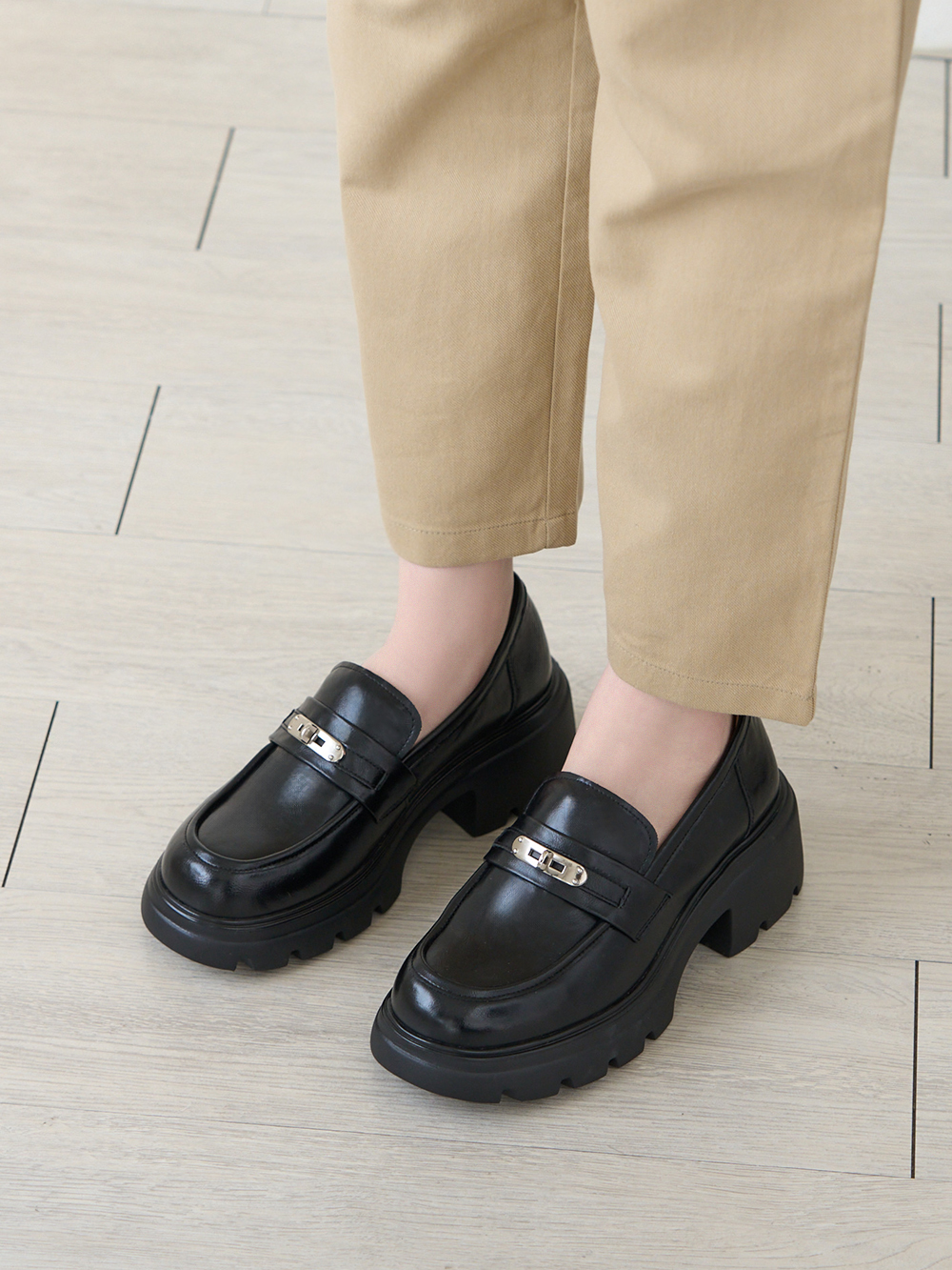 【真皮系列】金屬鎖釦輕量底樂福鞋 黑色