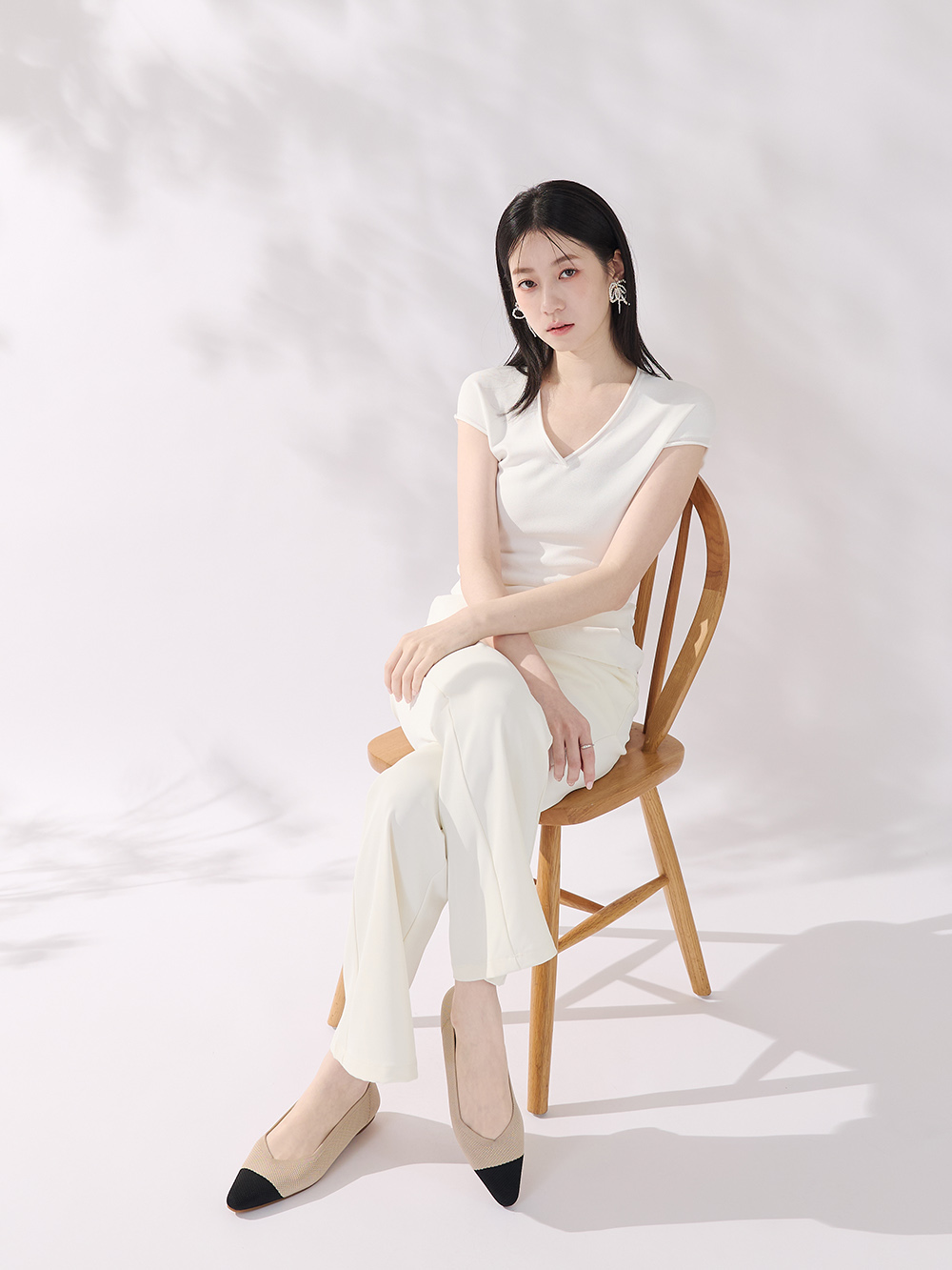 【3D零感雲織鞋】小V口尖頭通勤包鞋 黑x米白