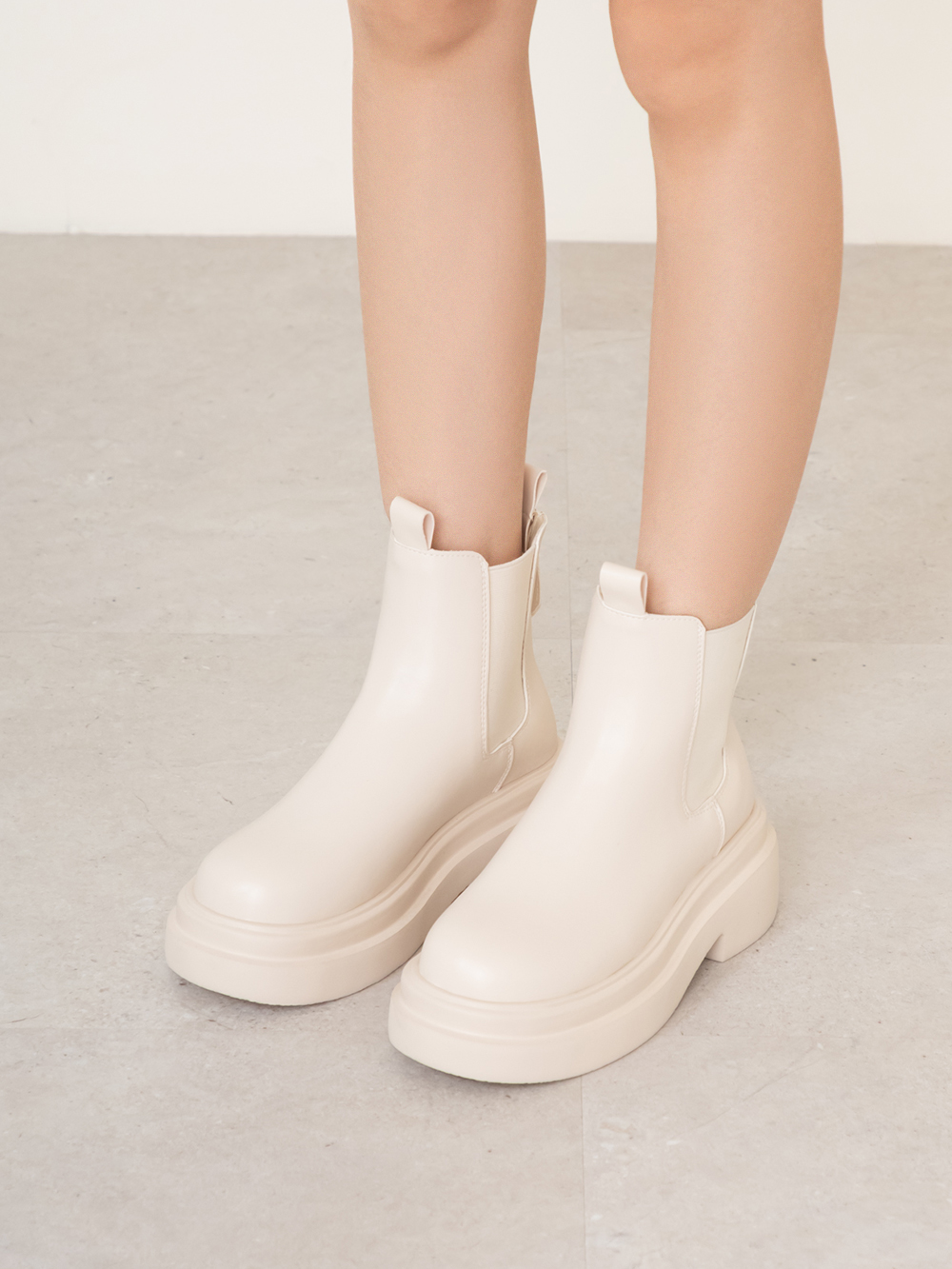 出道預告輕量切爾西短靴 米白色