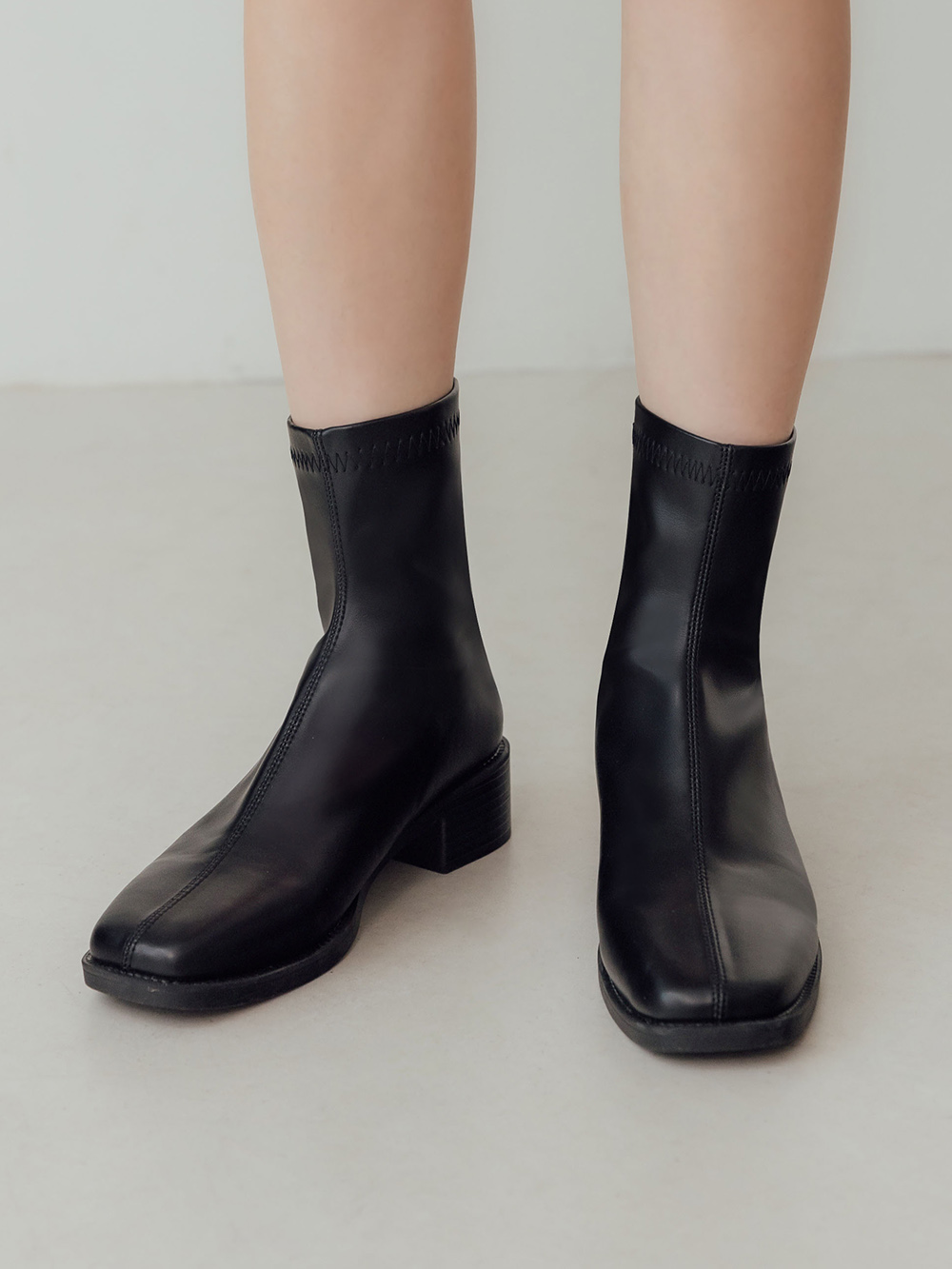 百搭時尚．中車線方頭木紋跟襪靴 時尚黑