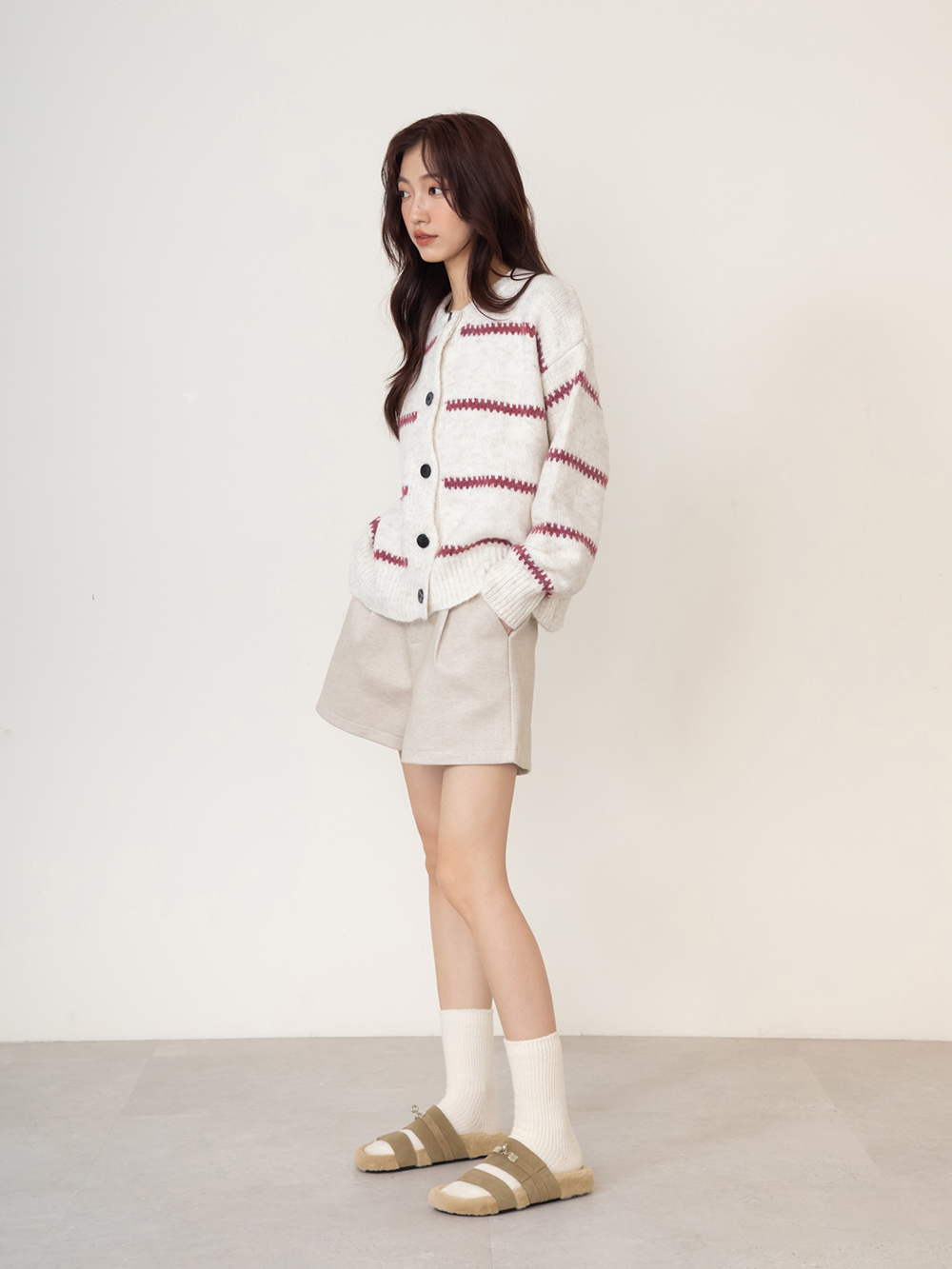 質感金屬鎖釦真皮毛毛拖鞋 杏色