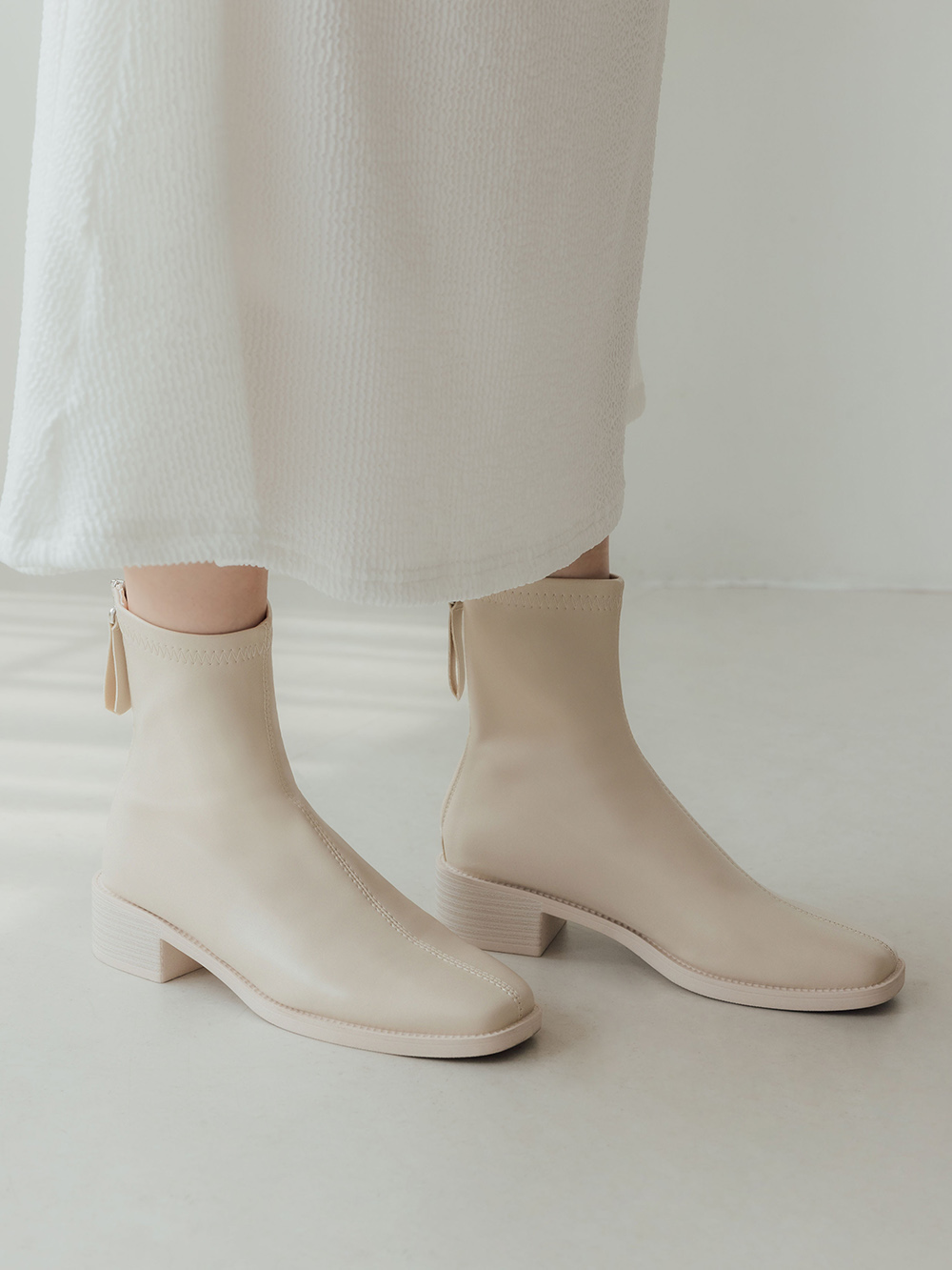 百搭時尚．中車線方頭木紋跟襪靴 百搭米